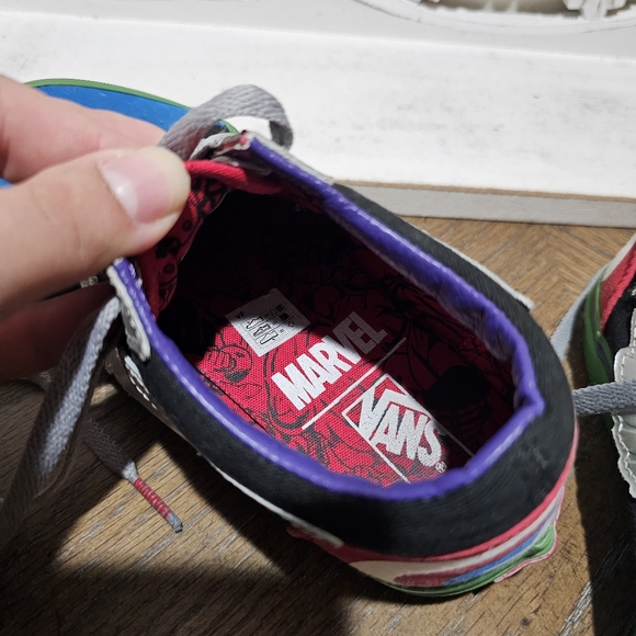 Vans Old School Marvel Skateboard Avengers Low Top Suede Sneakers Kids 2.5 - Picture 7 of 7